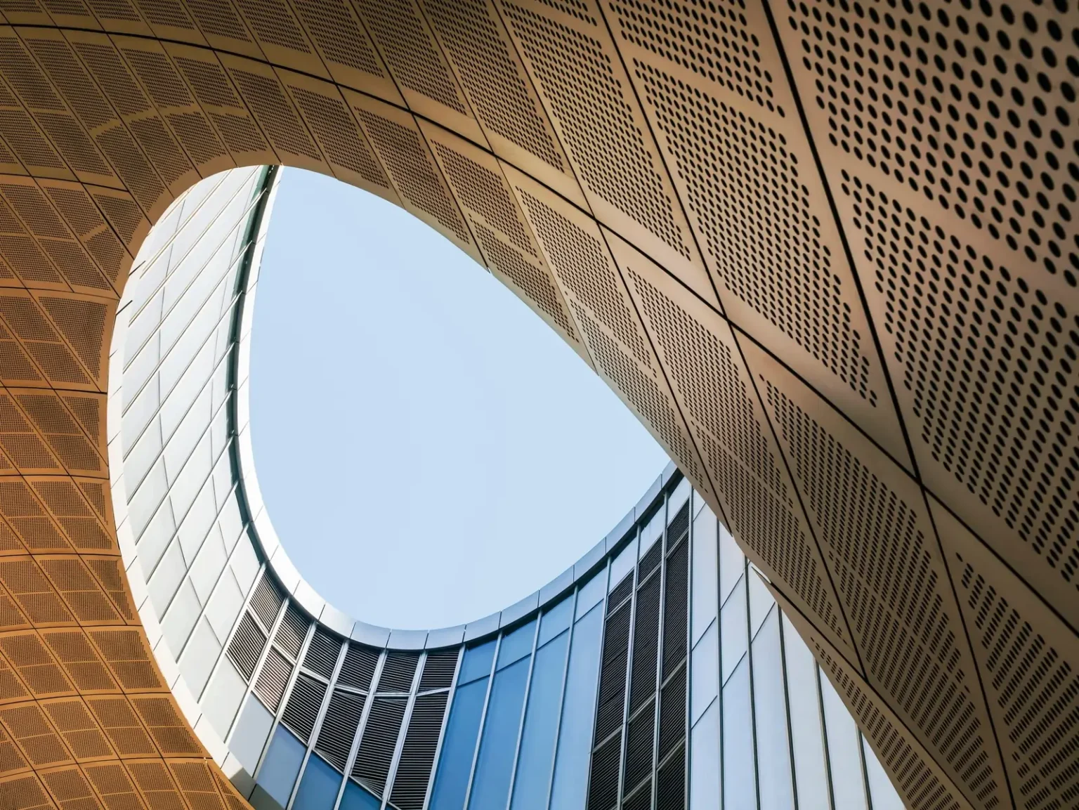 تصميم مبدع لبناء حلزوني ملتف